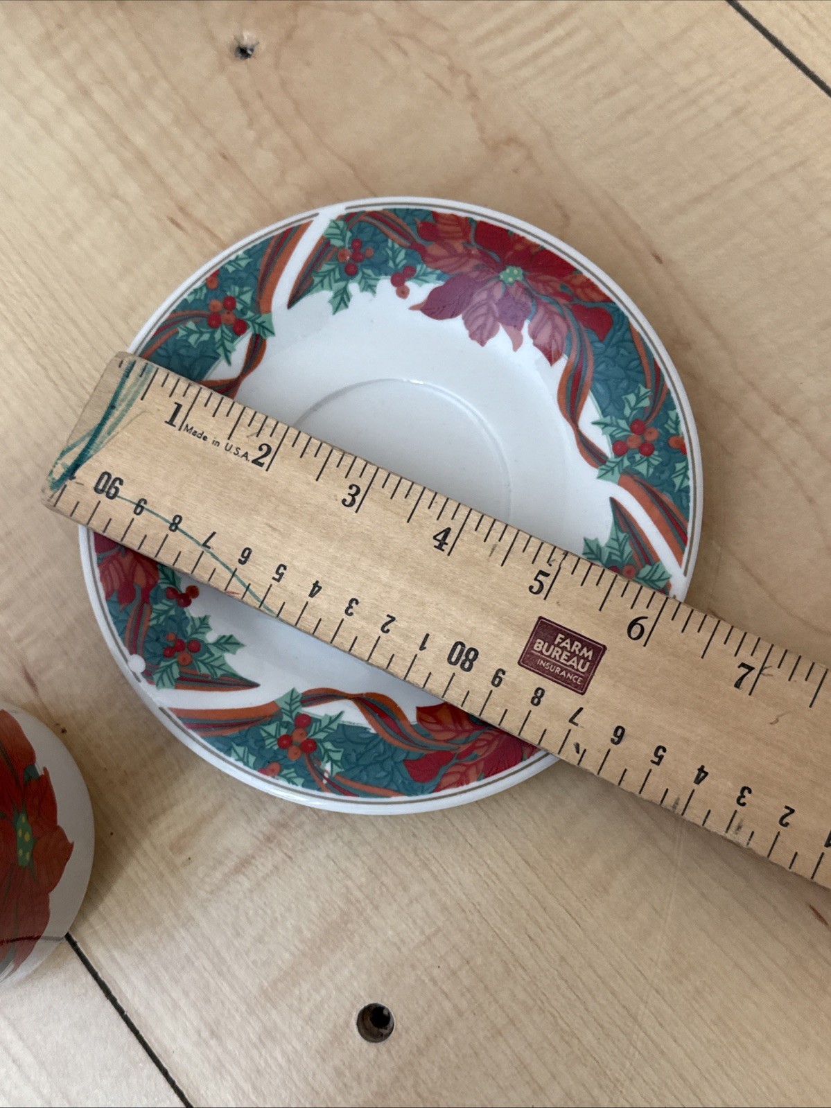 Gibson Poinsettia Christmas Cups & Saucers Set of 4 Holiday Coffee Tea