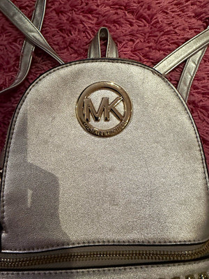 Michael Kors Mini Rucksack silber MK-Logo Nieten Reißverschluss halbkreis