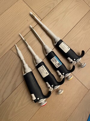 Gilson Pipet pipetman Pipettor pipet set P1000 P20 P10 P200 stand 