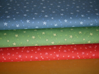 Clothworks-Patchworkstoff-JUST-WHAT-I WANTED by Anita Jeram, Sterne, 3 Farben