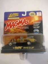 1999 JOHNNY LIGHTNING MAGMAS THE MUNSTERS DRAG-U-LA IN GOLD ON SEALED CARD 