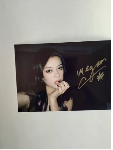KPOP KATSEYE Megan Autographed Signed Photos Collections 4*6 20260118