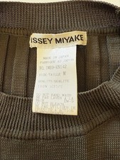 issey miyake olive green women's sweaer. Size M. Item No: IM89-KN1 42