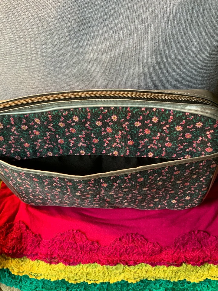 American Rag Negro Floral Lona Plateado Borde Cremallera Notebook Laptop Tech Estuche Bolso Foto 3 de 4