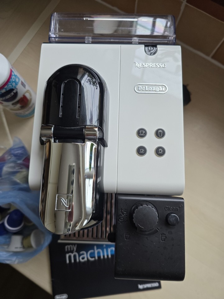 DeLonghi EN520 W Nespresso Lattissima Coffee Maker With Extras Good