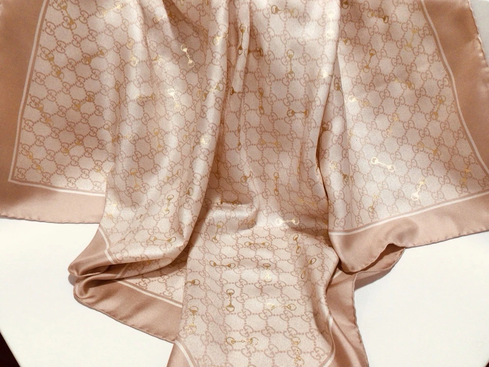 "BUFANDA DE SEDA GUCCI GG en polvo rosa/oro Horsebit (34"" x 34"")" Foto 3 de 4