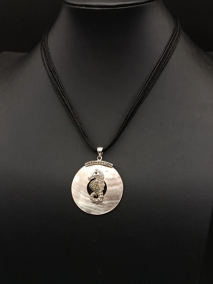 collana donna ciondolo cavalluccio madreperla perle argento bianco e acciaio - Immagine 2 di 4