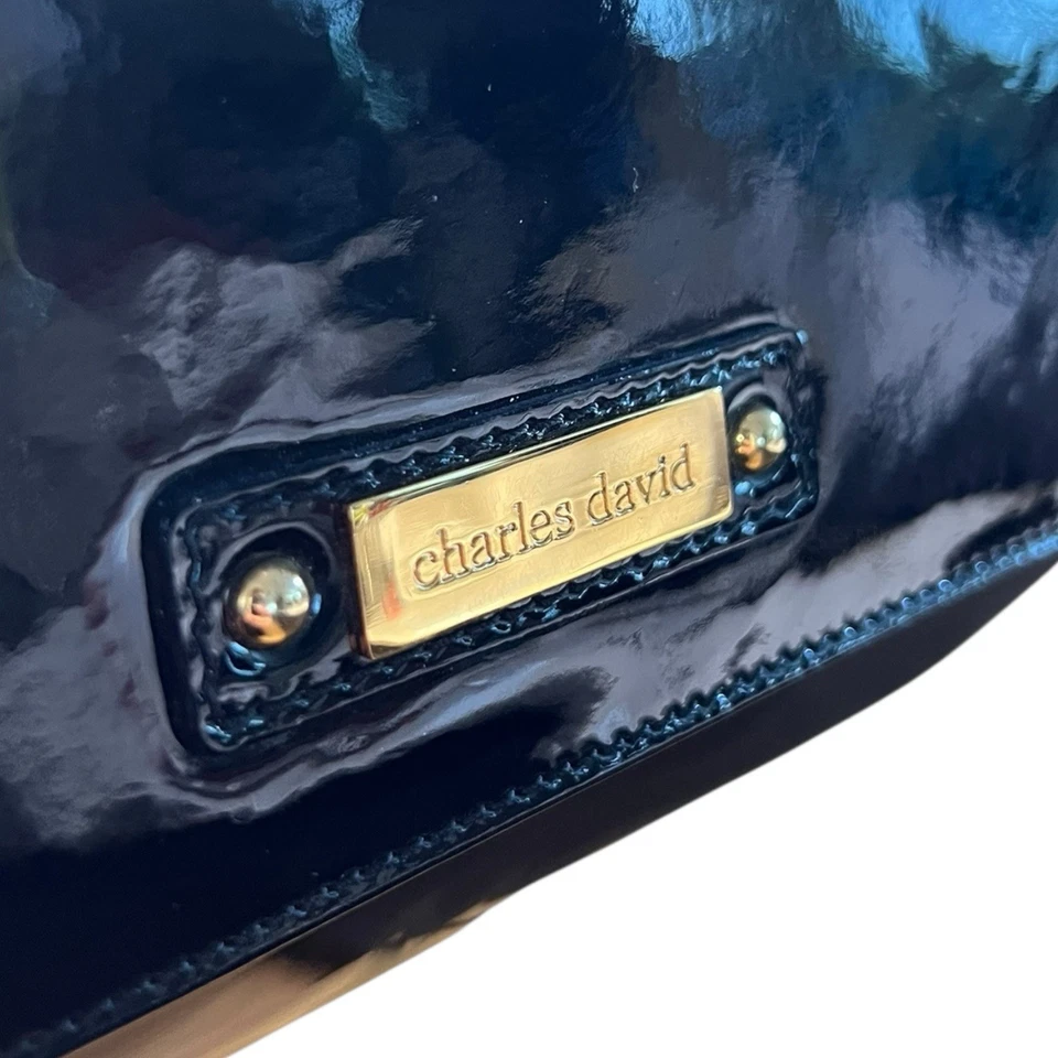Bolso de mano CHARLES DAVID charol negro dorado. *Bolsa para el polvo* *Excelente* Foto 3 de 4