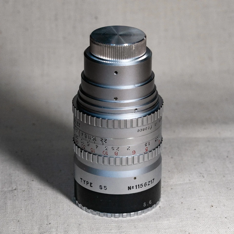 Lente Cine P. Angenieux 50mm f/1.5 Tipo S5 Montura C Cromo con Capucha y Tapas Originales Foto 4 de 4