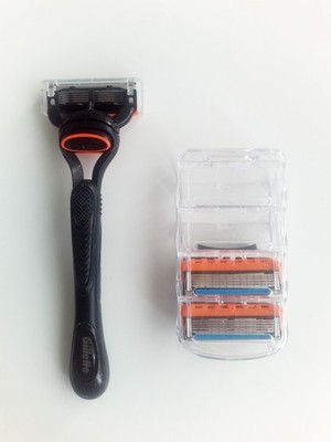~GILLETTE Fusion Rasierer~3 Klingen~schwarz~NEU~