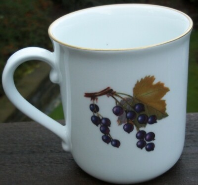 Royal Worcester Evesham  Porcelain Mug   Orange, Currant  England 3 1/2 in. Tall