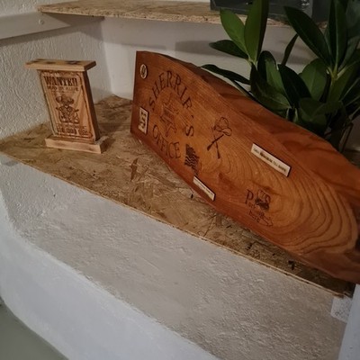 Holzgravur Wandtafel ''Sheriffs Office''  Mit Regalaufsteller '' Wanted '' 76x 22 Cm