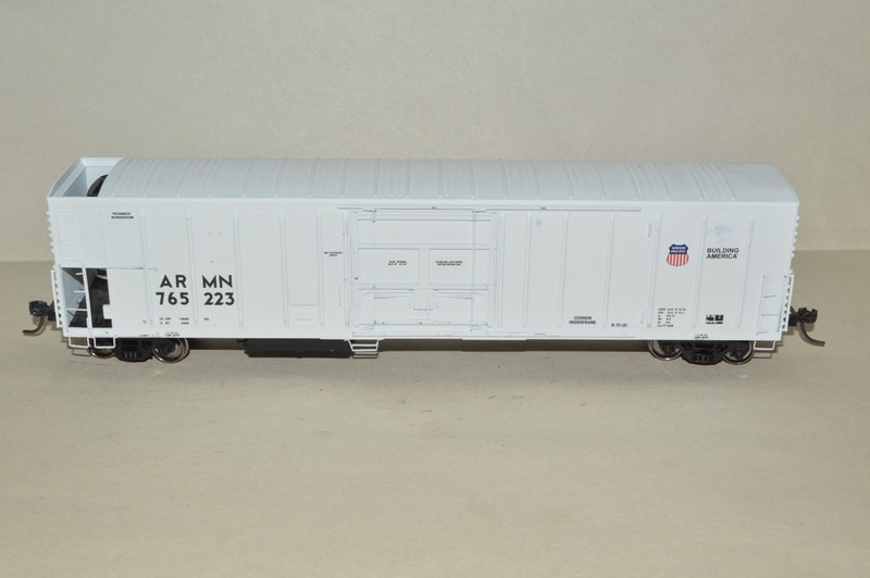 HO scale Intermountain Union Pacific 57' mechanical reefer car train KDs damaged