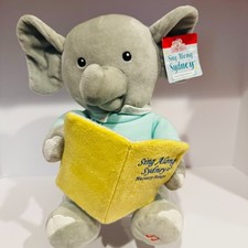 Peluche animado Cuddle Barn canta a lo largo de Sydney elefante canción infantil clásica rima