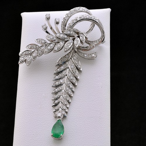 VINTAGE BROSCHE AUS 18 KT 750 WEISSGOLD MIT DIAMANTEN 1,51 CT UND 1 CT SMARAGD !!