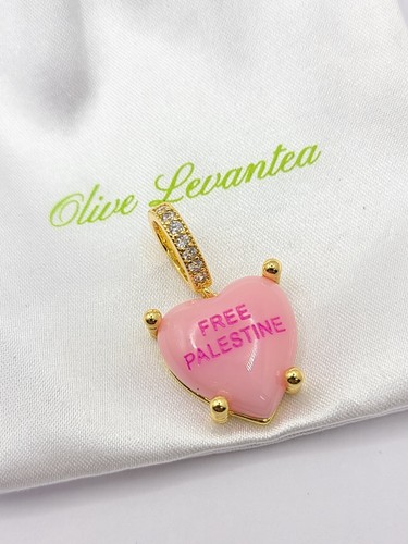 Olive Levantea "FREE PALISTINE" Herz Charm rosa Anhänger CZ goldfarben