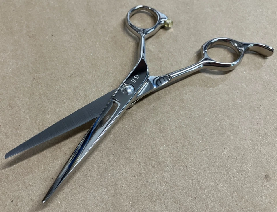 Tijera de belleza Washi Eco 5,5 pulgadas con estuche y maquinilla de afeitar - Reacondicionada Foto 4 de 4