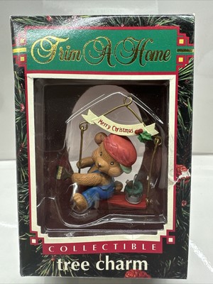 VINTAGE 1992 LUSTRE FAME LTD ORNAMENT TRIM A HOME BEAR PAINTING ON SCAFFOLD 2.5 