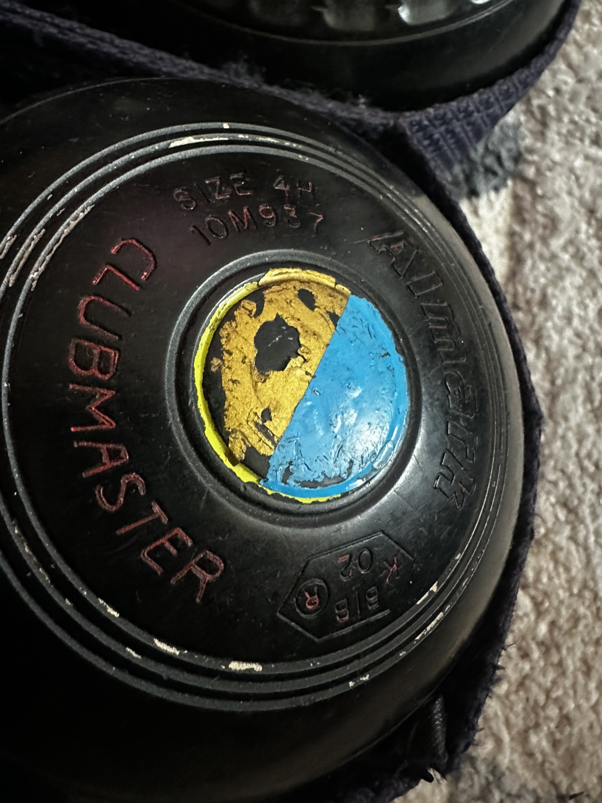 Almark Clubmaster lawn bowls x4 Size 4H Black/ Blue in carry case good condition image 2