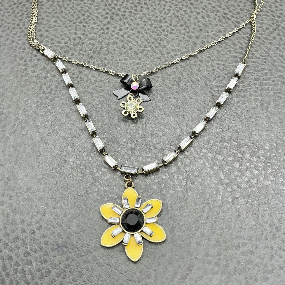 Colar em camadas Betsey Johnson pingente de flor amarela arco cristal strass 20" - Imagem 4 de 4