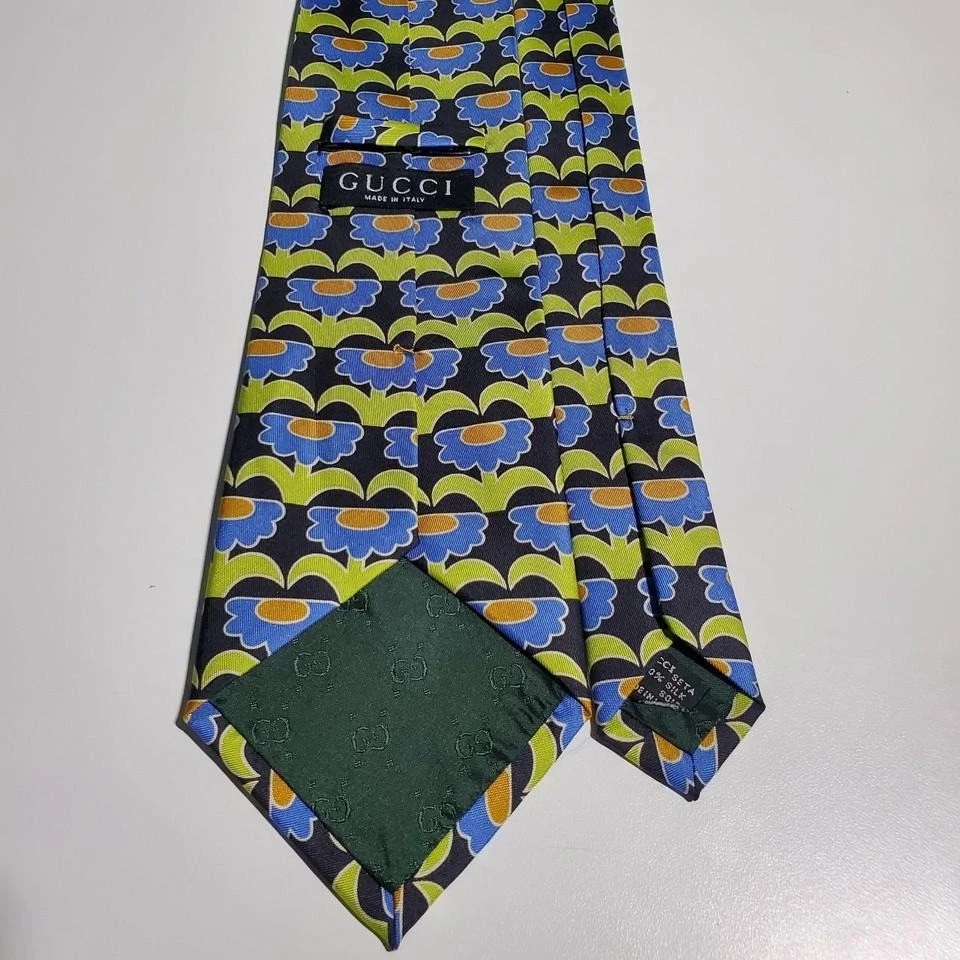 Gucci 100% Seda Hecho en Italia Negro con Floral Azul y Verde Foto 3 de 4