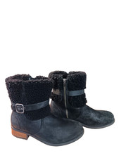 UGG Blayre II Gamuza Negra con Puño de Piel de Oveja Impermeable Talla 9