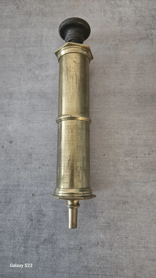 Ancienne pompe à graisse en laiton avec poignée bois – outil industriel - Photo 3/4