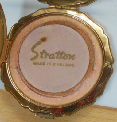 Vintage Stratton England Compact Scalloped Edge Floral W/Multi