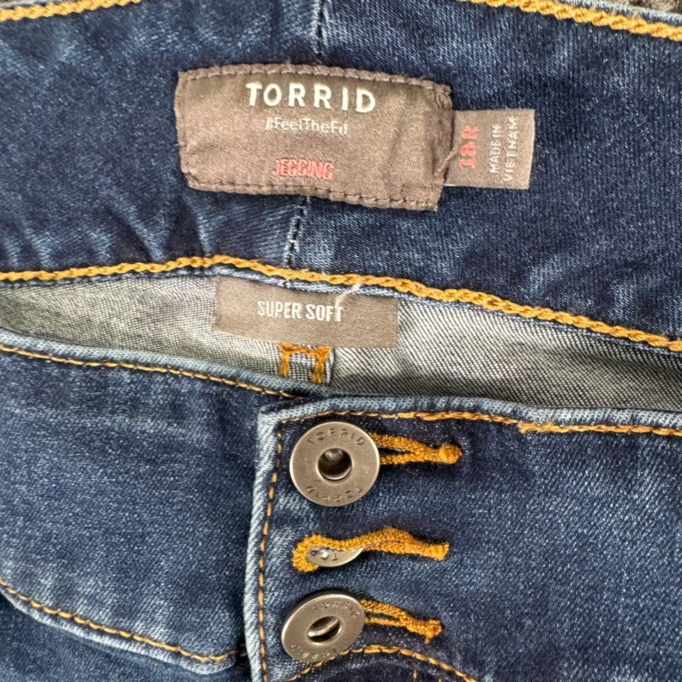 Pantalones de mezclilla ajustados Torrid para mujer azul jegging súper suaves con triple botón Foto 2 de 4