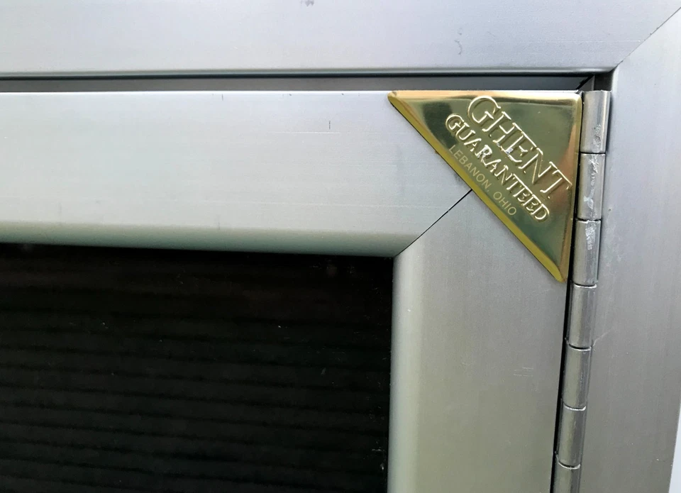 GHENT 封闭锁定字母展示板保护壳 70 英寸 x 47 英寸 3 节 — 第 2/4 张图片