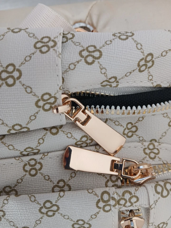 Mochila de moda con textura de piedra para mujer Foto 4 de 4