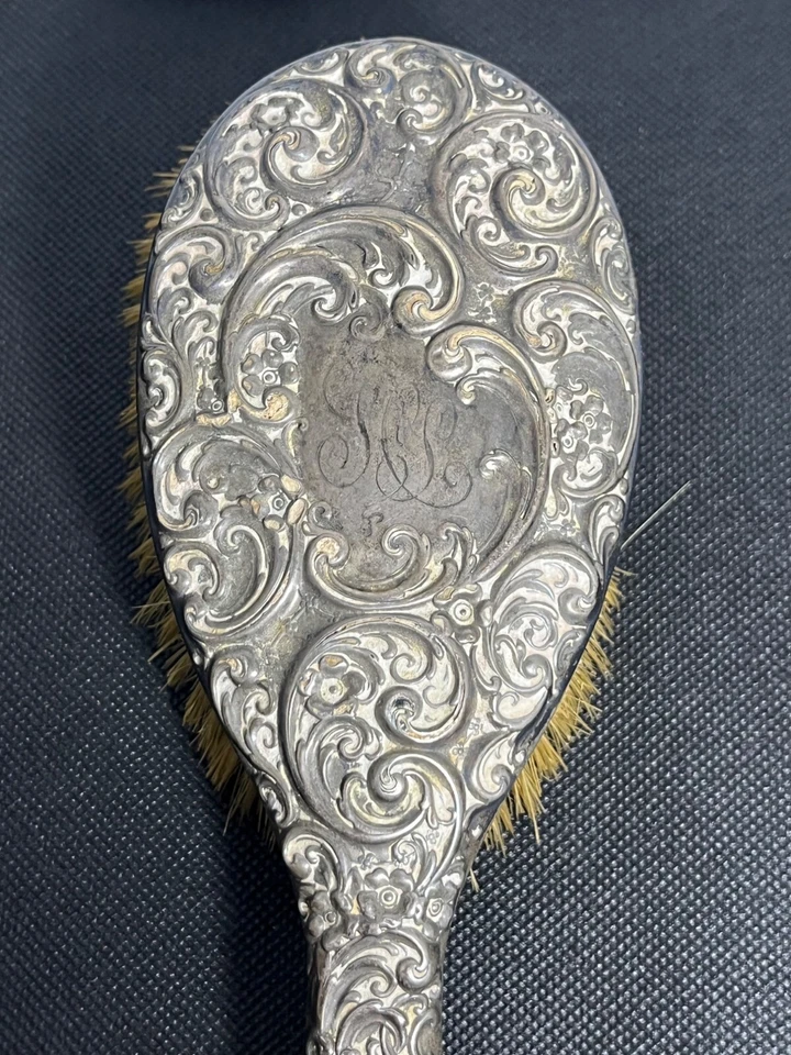 Cepillo de pelo antiguo de plata de ley Whiting Manufacturing Co ornamentado reposado Foto 2 de 4