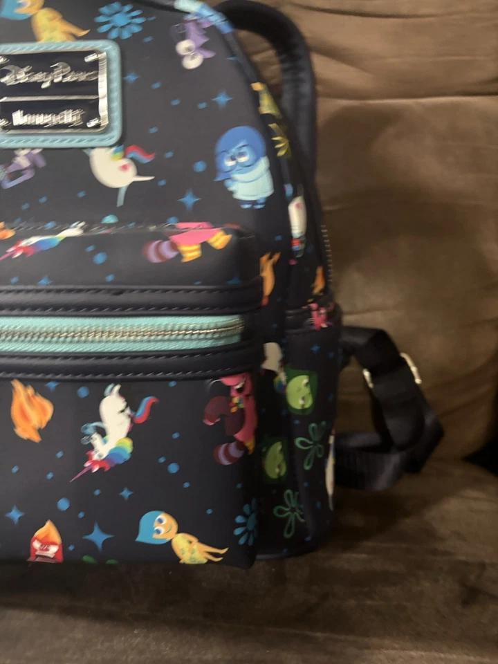 Mini mochila Loungefly Inside Out exclusiva de los parques de Disney azul marino Foto 3 de 4