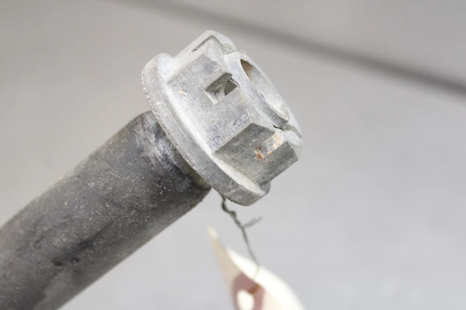 00-03 SUZUKI GSXR750 REAR AXLE BACK WHEEL RIM PIVOT BOLT AXEL 64711-33E10 Foto 4 de 4