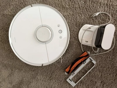 Roborock Saugroboter mit Ladestation – voll funktionsfähig, fast wie Neu