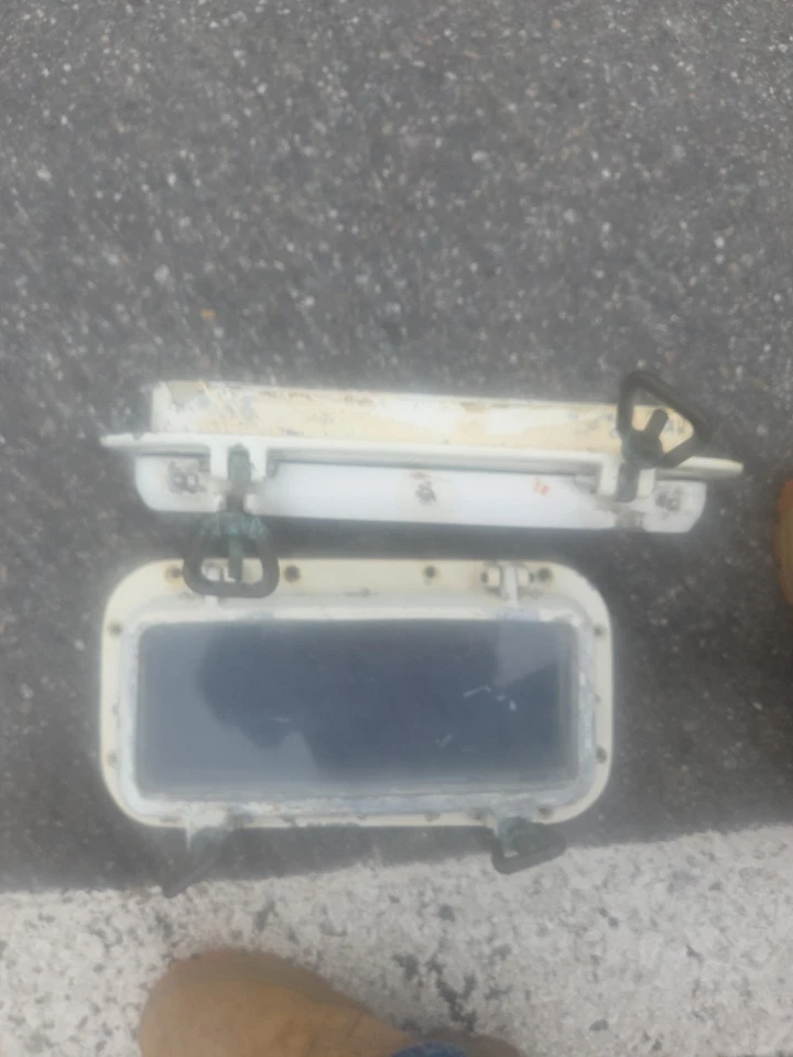 1 goleta de barco de metal fundido antigua con herrajes de media ventana Foto 4 de 4