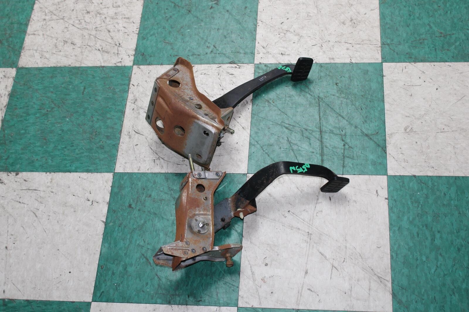 9197 Nissan Pickup D21 Hardbody Brake And Clutch Pedals Pair Assembly