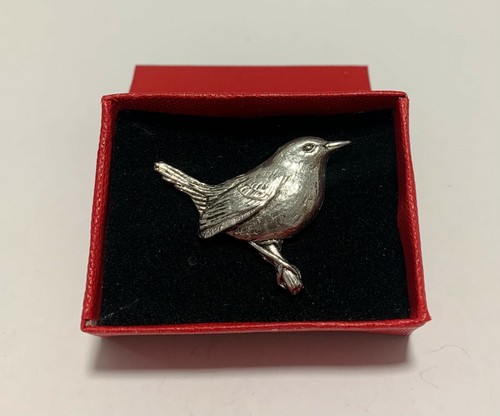 WREN PIN DE PELTRE BROCHE INSIGNIA SOLAPA ROJA CAJA DE REGALO CUMPLEAÑOS NAVIDAD AMANTES DE LAS AVES - Imagen 2 de 4