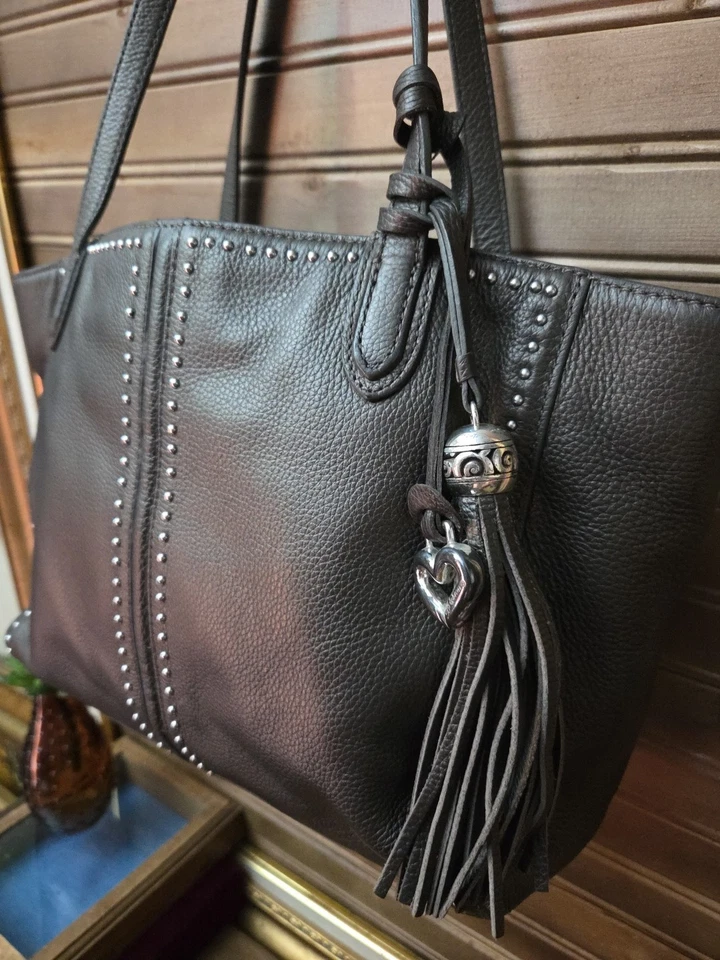 BOLSO DE MANO DE HOMBRO BRIGHTON BASTANTE RESISTENTE ORGANIZADOR JAX CON BORLAS TACHONADO ¡BONITO! Foto 4 de 4