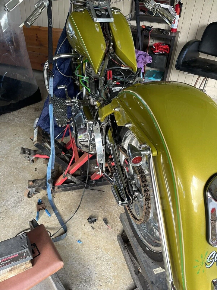 Soporte de reubicación de matrícula vertical curvo para Harley-Davidson Breakout Foto 3 de 4