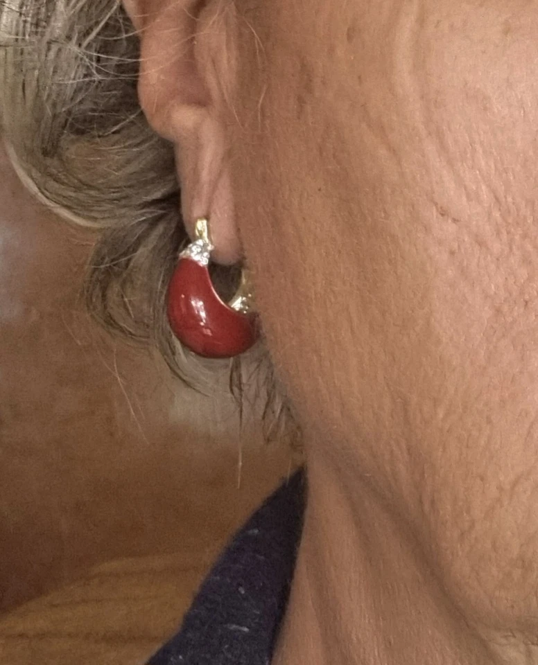 ORECCHINI SMALTATI a semicerchio marrone ocra con strass - Immagine 3 di 4