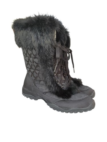 Stivali da neve Coach Jennie Rabbit con pelliccia e logo nero jacquard taglia US 8,5 - Foto 1 di 6