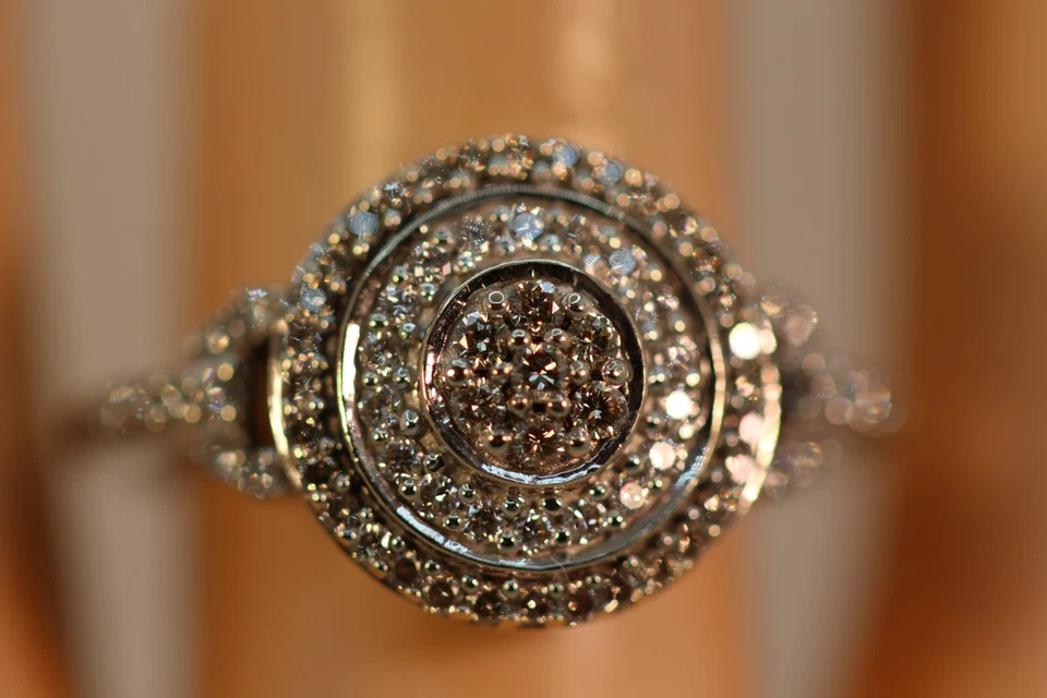 DESIGNER ANEL DE FLORES CLUSTER HALO DIAMANTE BRANCO 14K BRANCO E CHAMPANHE 7,5 - Imagem 2 de 4