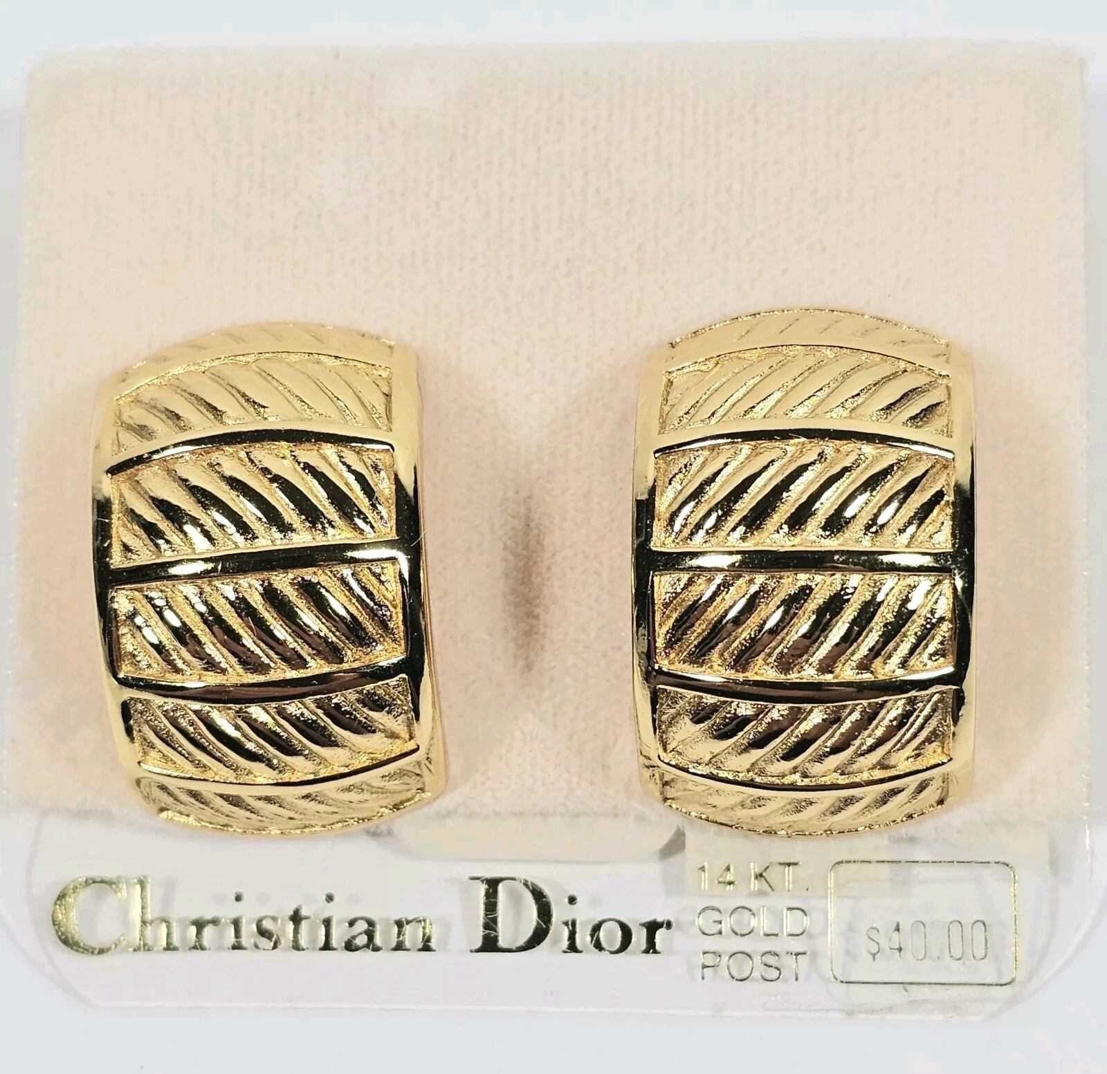 Boucles d'oreilles cerceau huggie ton or Christian Dior avec poteaux en or 14 carats sur carte
