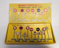 DINKY TOYS No. 771 International Road Signs in Orig. Box *Meccano Ltd. * England
