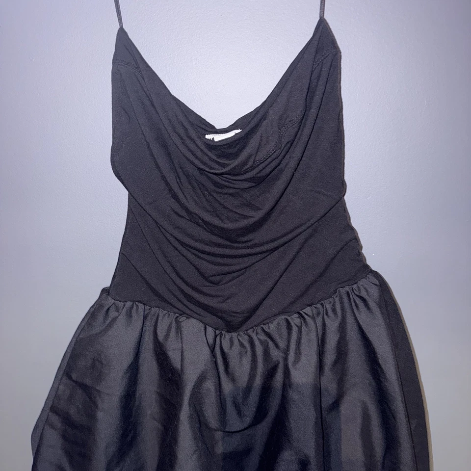 Mini vestido preto babydoll azul Kimchi • XS •Alças de espaguete •Vestido preto pequeno - Imagem 2 de 4