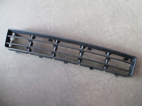 Lufteinlass vorne mitte Stoßstange VW Golf 4 Gitter Blende mittig 1J0853677D