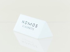 NOMOS Glashütte Aufsteller Dreieck 10x4x4 weiß