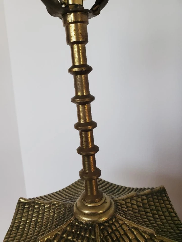 Lámpara de mesa templo pagoda asiática de latón macizo vintage con campana y martillo Foto 4 de 4