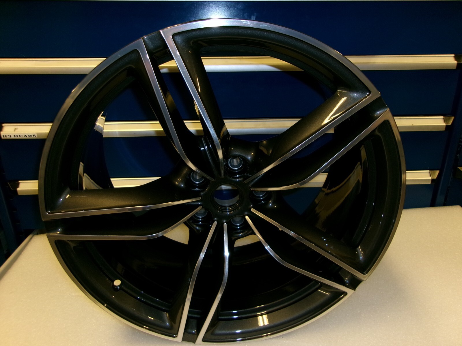 FERRARI ROMA FORGED DIAMOND CUT 10J X 20  REAR WHEEL NEW OEM  881327